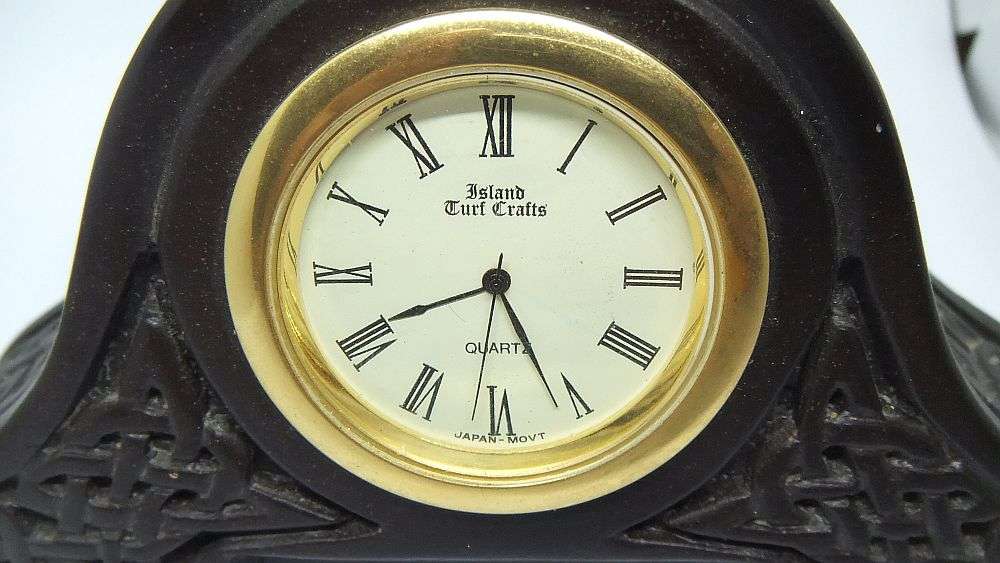 AN AWESOME VINTAGE CELTIC DESIGN DESK CLOCK BY  ISLAND TURF CRAFTS IRELAND - WORKING 100%