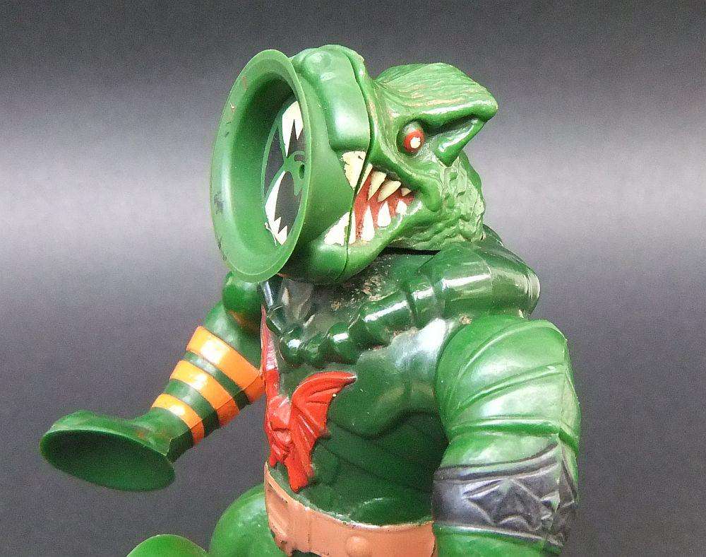A VERY COOL VINTAGE 1984 LEECH FIGURE FROM THE MASTERS OF THE UNIVERSE IN GOOD CONDITION