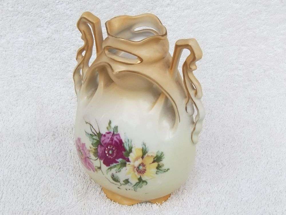 A RARE VICTORIAN ART NOUVEAU PATTERN BLUSHWARE VASE BY VICTORIA AUSTRIA