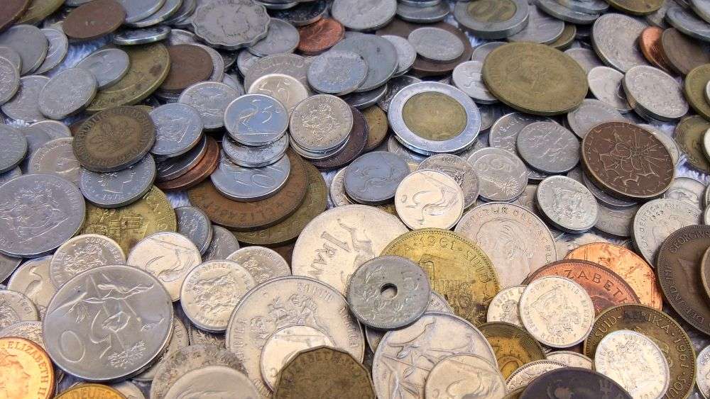 COOL DEAL !! A JOBLOT OF OVER 1000 VINTAGE / OLD WORLD COINS AS PER PICS !! BID FOR THE LOT !!