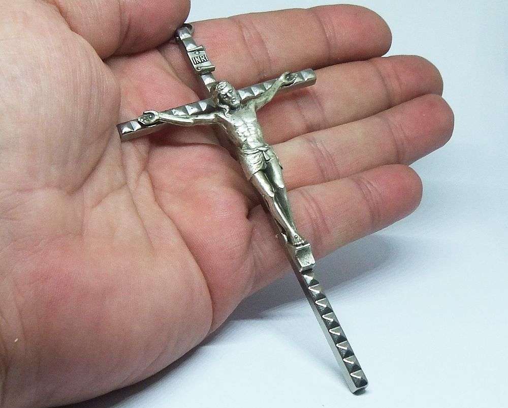WOW !! A HIGHLY DETAILED VINTAGE METAL CRUCIFIX MADE IN ITALY !!