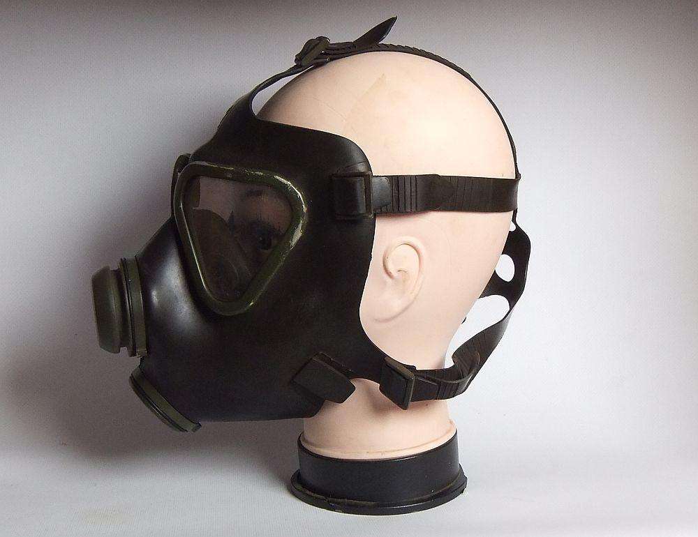 A VINTAGE 1980`S SOUTH AFRICAN MILITARY GAS MASK - USED IN RIOT SITUATIONS - COOL DISPLAY PIECE