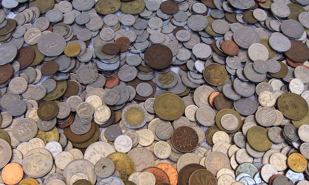 COOL DEAL !! A JOBLOT OF OVER 1000 VINTAGE / OLD WORLD COINS AS PER PICS !! BID FOR THE LOT !!