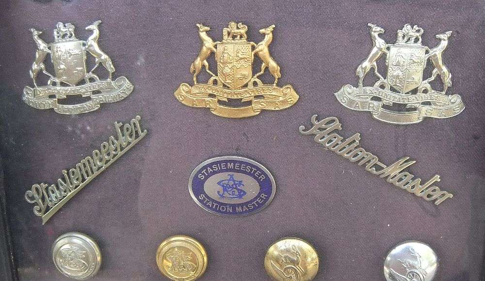 S A R / S A S - SOUTH AFRICAN RAILWAYS STATION MASTER BADGE AND BUTTON COLLECTION FRAMED LONG AGO
