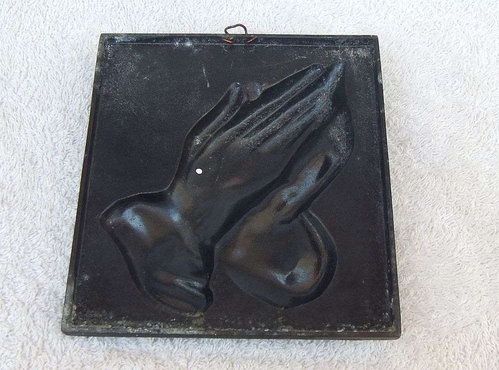 INTERESTING INFO !! A VINTAGE CAST METAL WALL HANGING DEPICTING PRAYING HANDS AFTER ALBRECHT DURER !