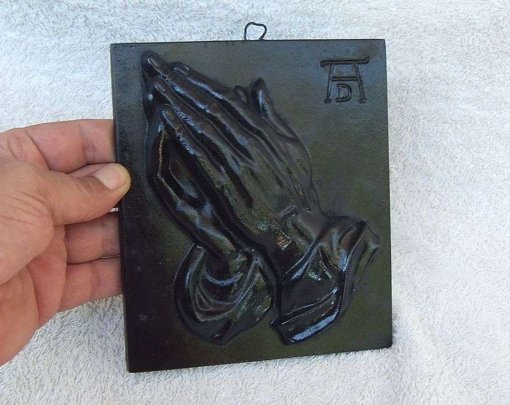 INTERESTING INFO !! A VINTAGE CAST METAL WALL HANGING DEPICTING PRAYING HANDS AFTER ALBRECHT DURER !