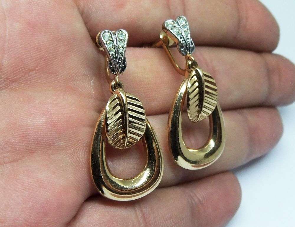 A STUNNING PAIR OF VINTAGE GOLD TONE DESIGNER SCREW ON EARRINGS BY FLORALIA