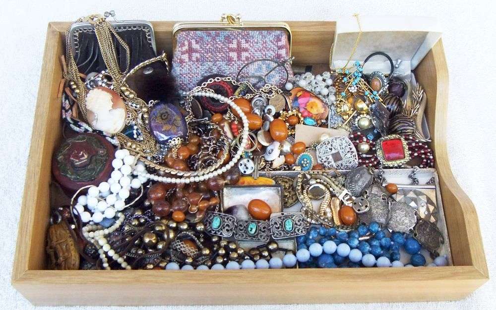 OH MY !! ALMOST 2KG OF VINTAGE JEWELRY PIECES FOR REPAIRS AND SPARES - ALL YOU NEED IS IMAGINATION !