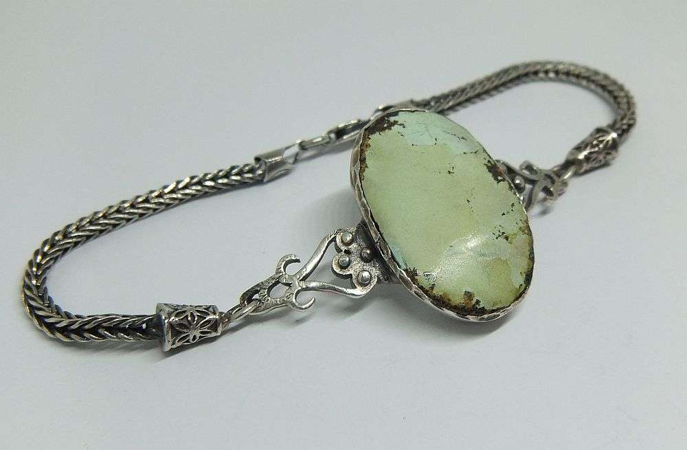 AN EYE CATCHING STERLING SILVER BRACELET SET WITH AN OVAL GREEN AGATE STONE - IMPORTED FROM TURKEY