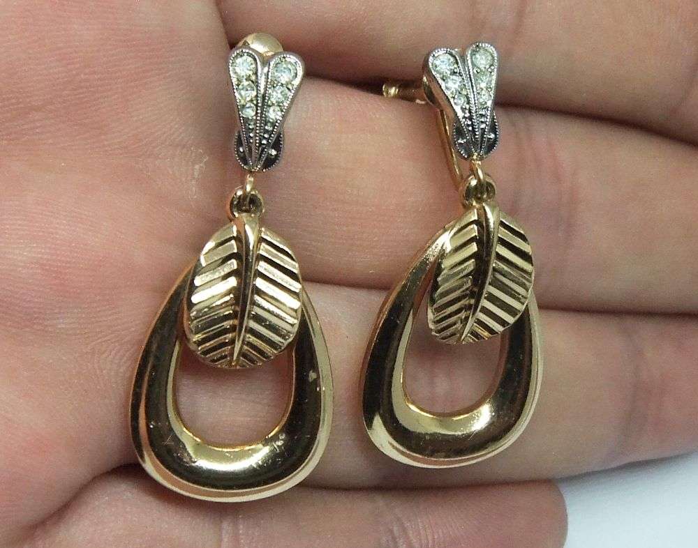 A STUNNING PAIR OF VINTAGE GOLD TONE DESIGNER SCREW ON EARRINGS BY FLORALIA