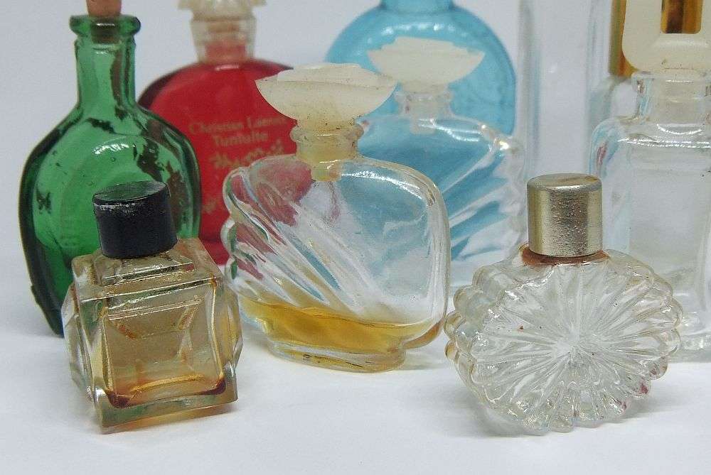 A LOVELY LITTLE COLLECTION OF VINTAGE MINIATURE GLASS PERFUME BOTTLES