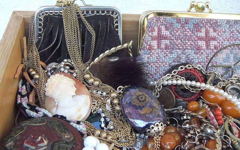 OH MY !! ALMOST 2KG OF VINTAGE JEWELRY PIECES FOR REPAIRS AND SPARES - ALL YOU NEED IS IMAGINATION !