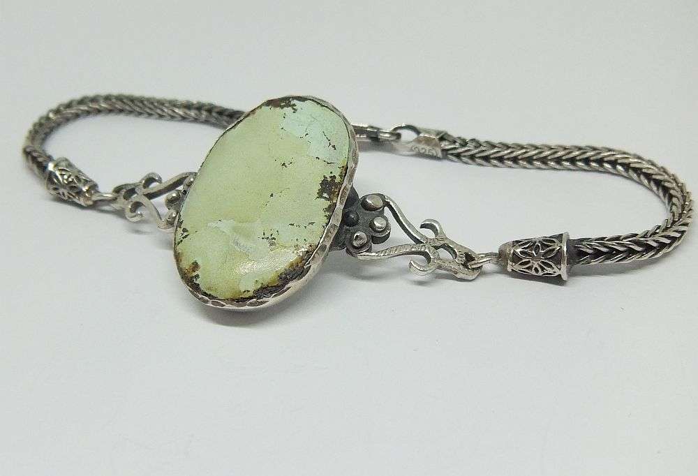 AN EYE CATCHING STERLING SILVER BRACELET SET WITH AN OVAL GREEN AGATE STONE - IMPORTED FROM TURKEY