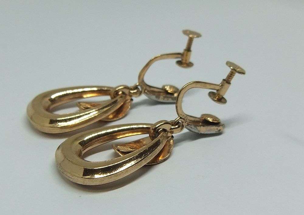 A STUNNING PAIR OF VINTAGE GOLD TONE DESIGNER SCREW ON EARRINGS BY FLORALIA