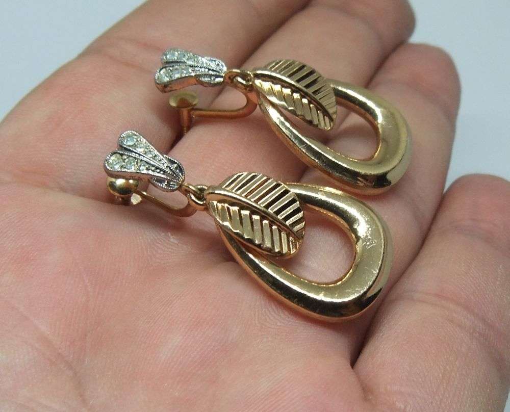 A STUNNING PAIR OF VINTAGE GOLD TONE DESIGNER SCREW ON EARRINGS BY FLORALIA