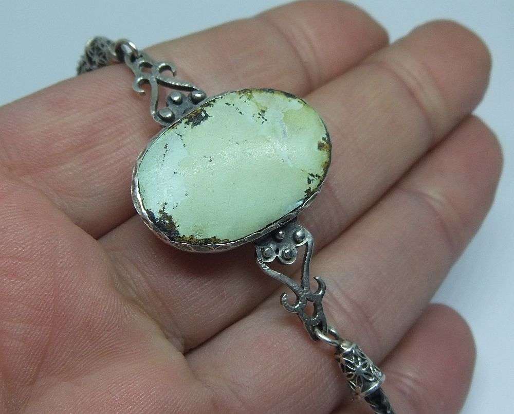 AN EYE CATCHING STERLING SILVER BRACELET SET WITH AN OVAL GREEN AGATE STONE - IMPORTED FROM TURKEY