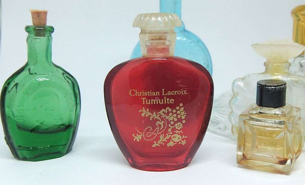 A LOVELY LITTLE COLLECTION OF VINTAGE MINIATURE GLASS PERFUME BOTTLES