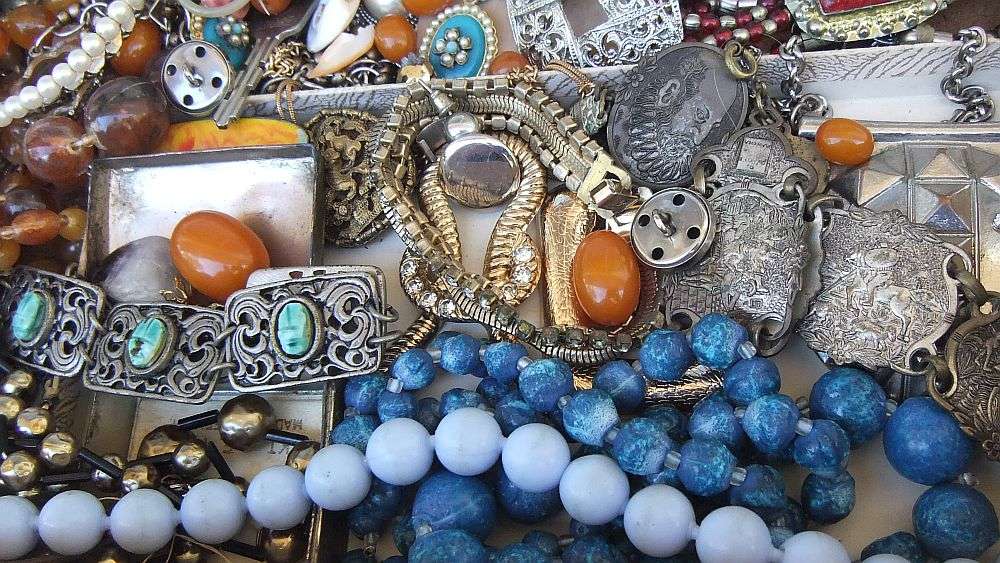 OH MY !! ALMOST 2KG OF VINTAGE JEWELRY PIECES FOR REPAIRS AND SPARES - ALL YOU NEED IS IMAGINATION !