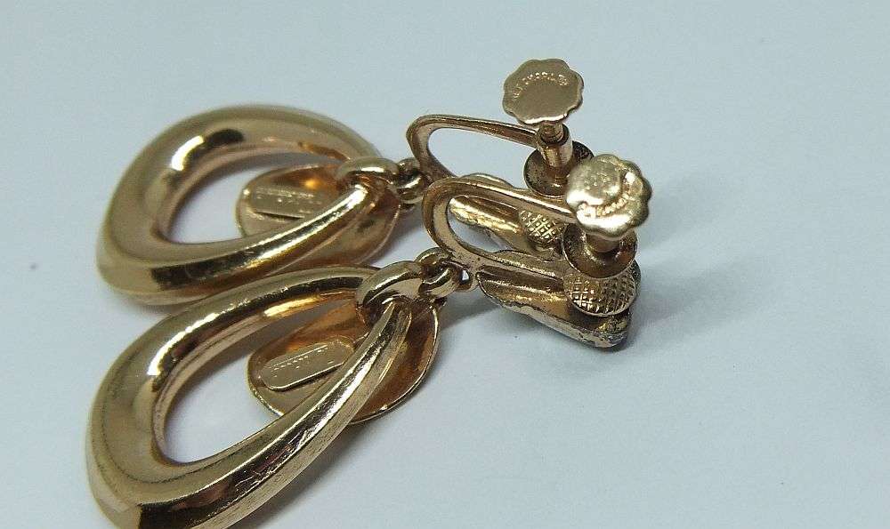 A STUNNING PAIR OF VINTAGE GOLD TONE DESIGNER SCREW ON EARRINGS BY FLORALIA