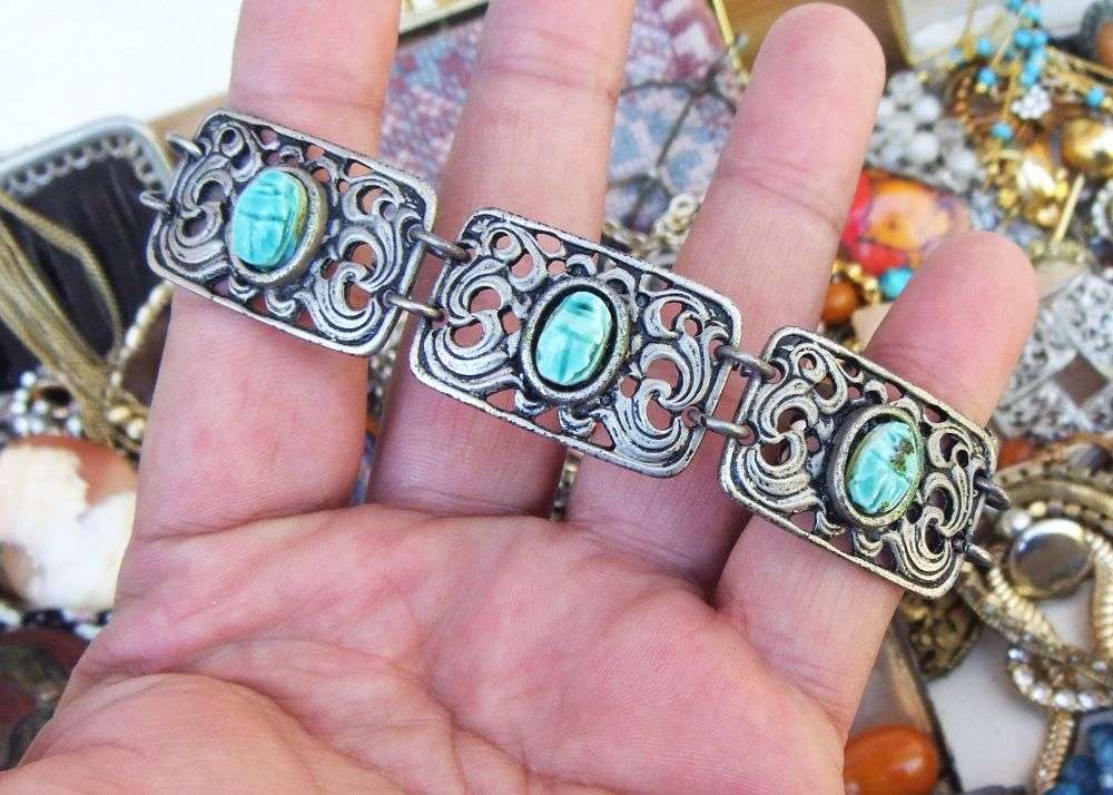 OH MY !! ALMOST 2KG OF VINTAGE JEWELRY PIECES FOR REPAIRS AND SPARES - ALL YOU NEED IS IMAGINATION !