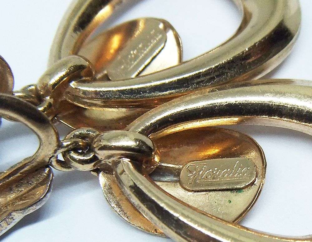 A STUNNING PAIR OF VINTAGE GOLD TONE DESIGNER SCREW ON EARRINGS BY FLORALIA