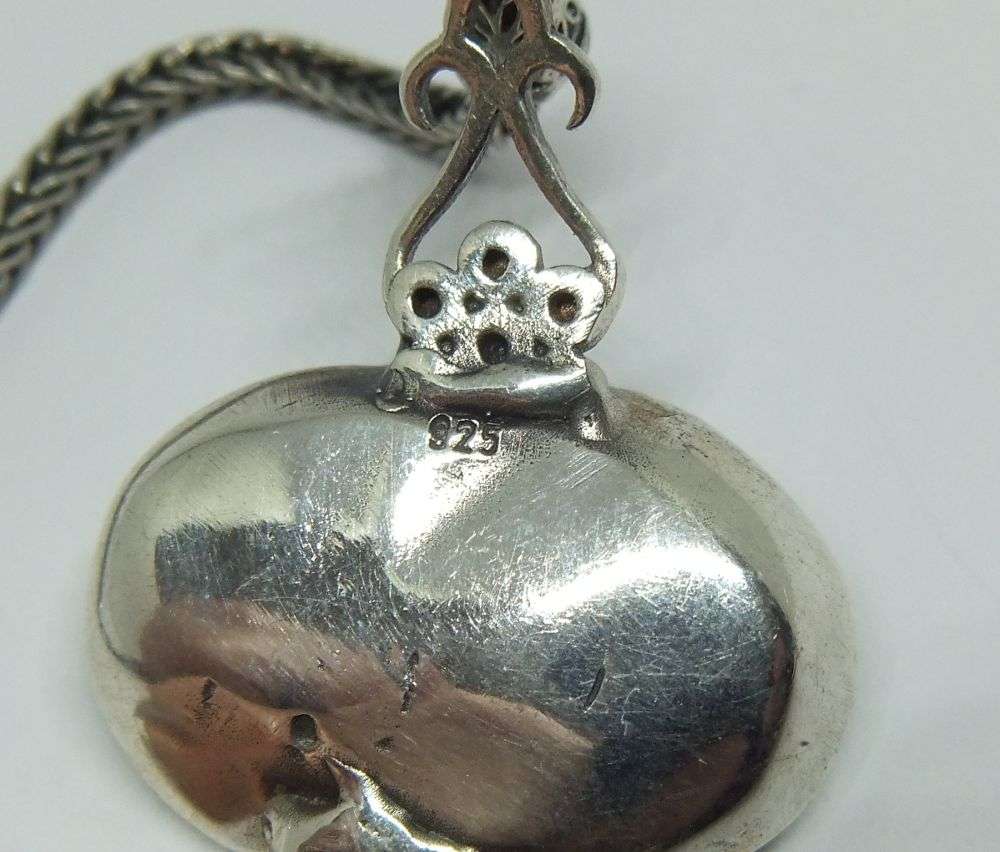 AN EYE CATCHING STERLING SILVER BRACELET SET WITH AN OVAL GREEN AGATE STONE - IMPORTED FROM TURKEY