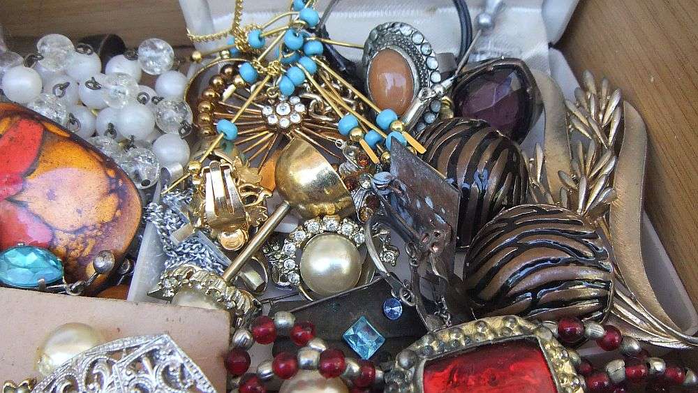 OH MY !! ALMOST 2KG OF VINTAGE JEWELRY PIECES FOR REPAIRS AND SPARES - ALL YOU NEED IS IMAGINATION !