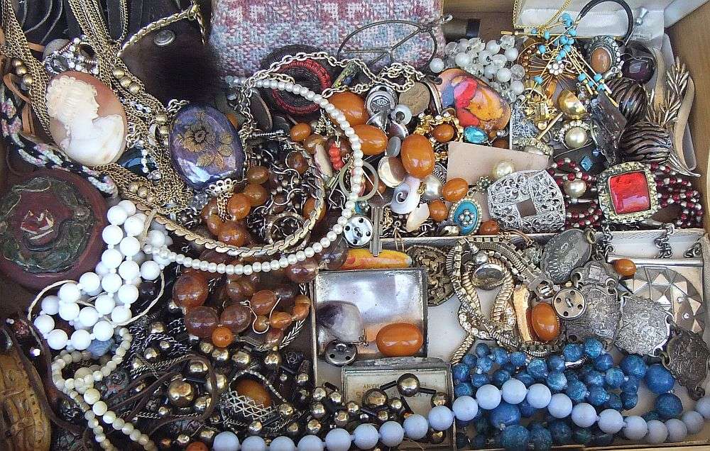 OH MY !! ALMOST 2KG OF VINTAGE JEWELRY PIECES FOR REPAIRS AND SPARES - ALL YOU NEED IS IMAGINATION !