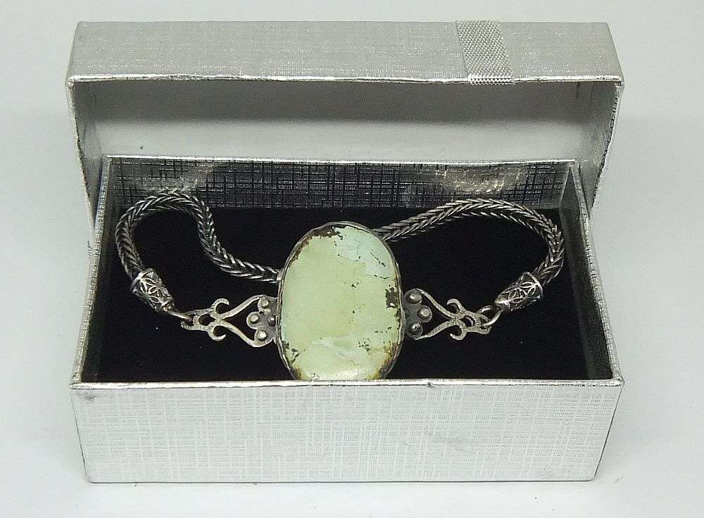 AN EYE CATCHING STERLING SILVER BRACELET SET WITH AN OVAL GREEN AGATE STONE - IMPORTED FROM TURKEY