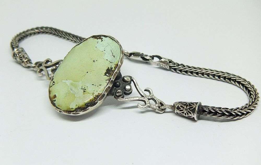 AN EYE CATCHING STERLING SILVER BRACELET SET WITH AN OVAL GREEN AGATE STONE - IMPORTED FROM TURKEY
