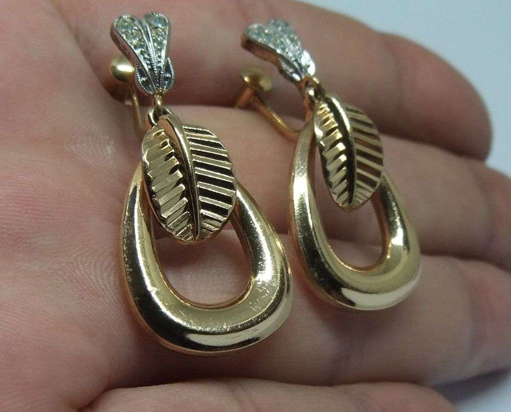 A STUNNING PAIR OF VINTAGE GOLD TONE DESIGNER SCREW ON EARRINGS BY FLORALIA