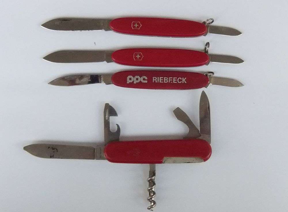 THREE VINTAGE VICTORINOX POCKET KNIVES  AND A NO NAME POCKET KNIFE WITH ADVERTISING