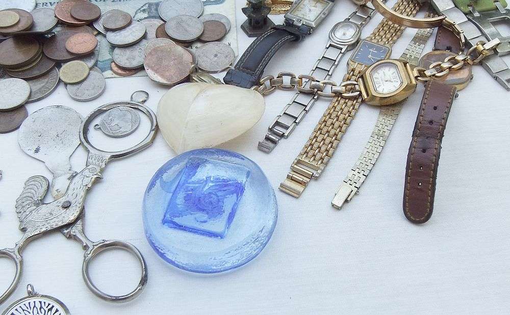 BITS AND BOBS , SPARES AND MORE ... OVER 70 COINS AND ALL SORTS OF USABLE THINGS !! BID FOR THE LOT