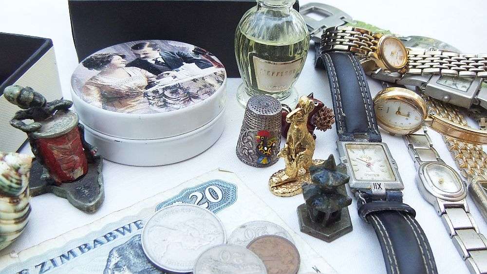 BITS AND BOBS , SPARES AND MORE ... OVER 70 COINS AND ALL SORTS OF USABLE THINGS !! BID FOR THE LOT