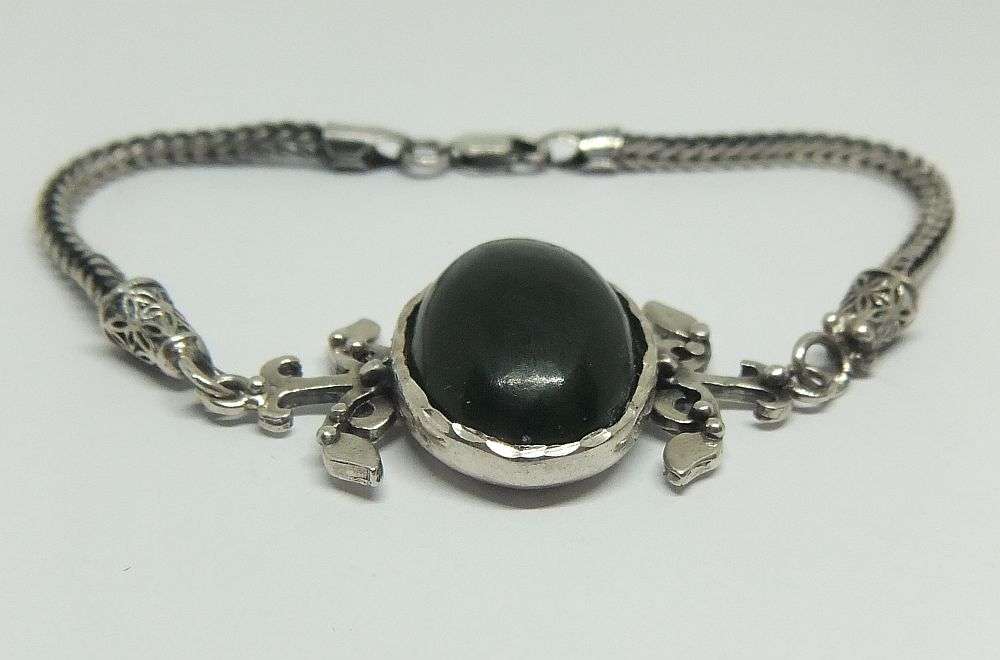 A STUNNING STERLING SILVER BRACELET WITH A CABOCHON JADE CENTERPIECE - IMPORTED FROM TURKEY