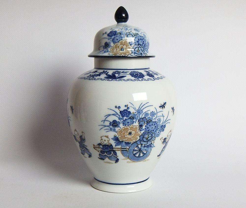 AN AMAZING VINTAGE JAPANESE IMPERIAL IMARI JAR WITH FLOWER SELLER MOTIF IN PRESTINE CONDITION !!