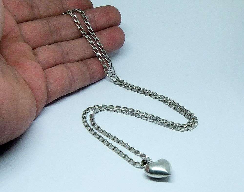 WOW !! A GREAT QUALITY SOLID STERLING SILVER NECKLACE WITH A FAT STERLING SILVER HEART PENDANT !!