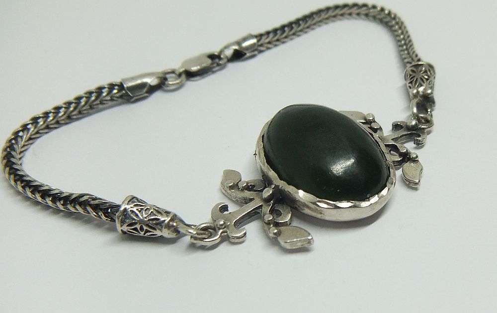 A STUNNING STERLING SILVER BRACELET WITH A CABOCHON JADE CENTERPIECE - IMPORTED FROM TURKEY