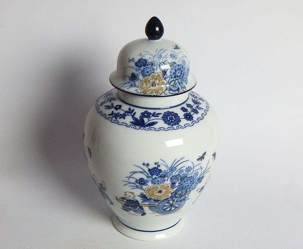 AN AMAZING VINTAGE JAPANESE IMPERIAL IMARI JAR WITH FLOWER SELLER MOTIF IN PRESTINE CONDITION !!