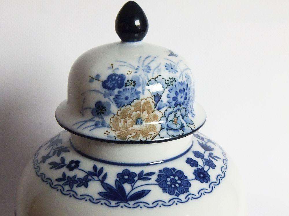 AN AMAZING VINTAGE JAPANESE IMPERIAL IMARI JAR WITH FLOWER SELLER MOTIF IN PRESTINE CONDITION !!