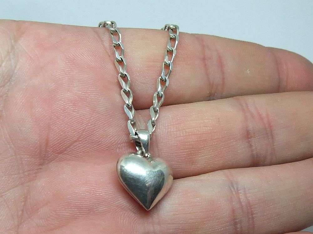 WOW !! A GREAT QUALITY SOLID STERLING SILVER NECKLACE WITH A FAT STERLING SILVER HEART PENDANT !!