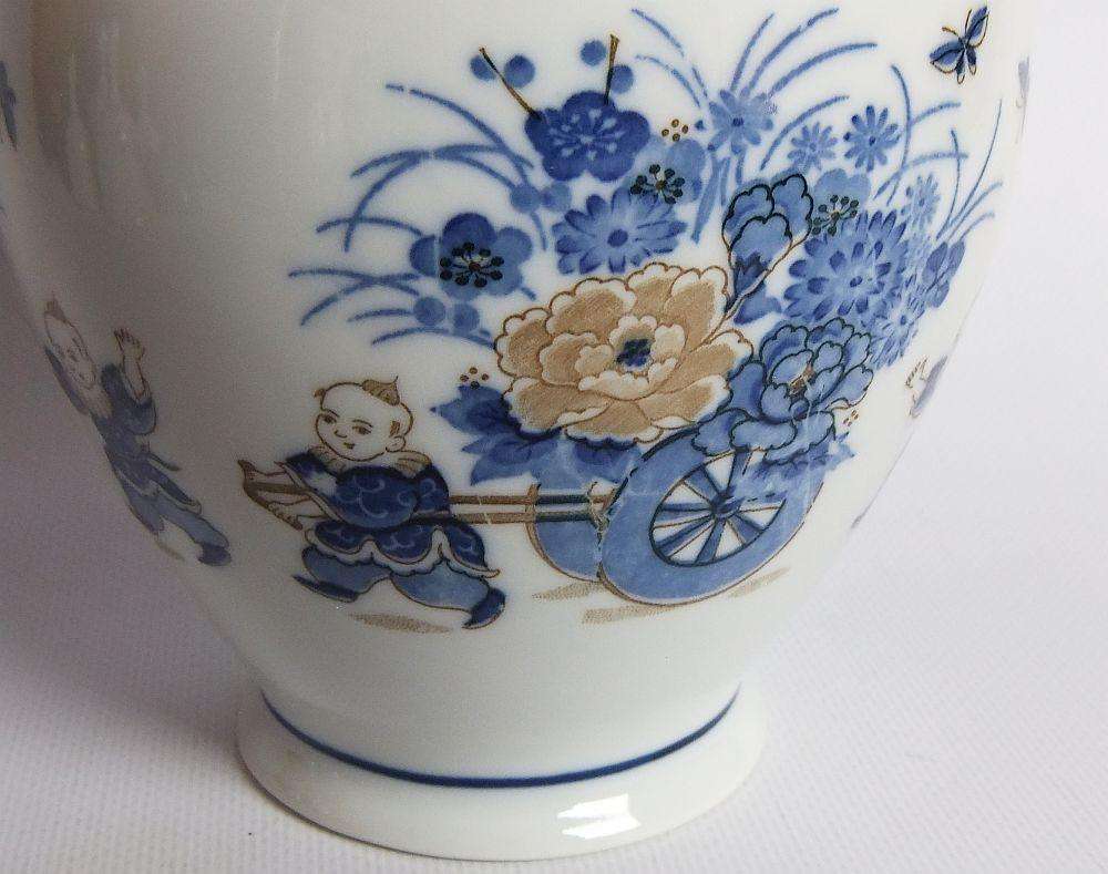 AN AMAZING VINTAGE JAPANESE IMPERIAL IMARI JAR WITH FLOWER SELLER MOTIF IN PRESTINE CONDITION !!