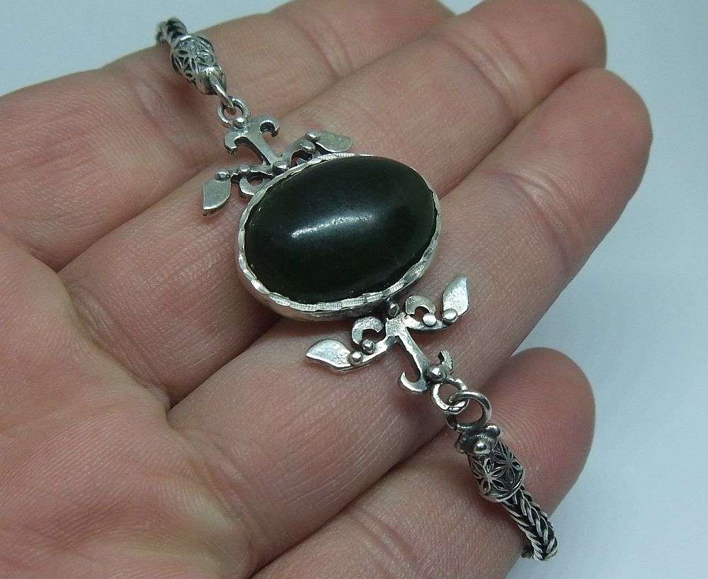 A STUNNING STERLING SILVER BRACELET WITH A CABOCHON JADE CENTERPIECE - IMPORTED FROM TURKEY