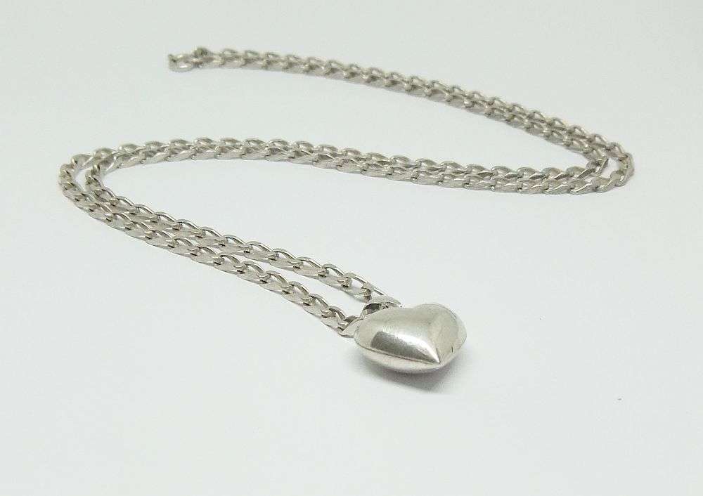 WOW !! A GREAT QUALITY SOLID STERLING SILVER NECKLACE WITH A FAT STERLING SILVER HEART PENDANT !!