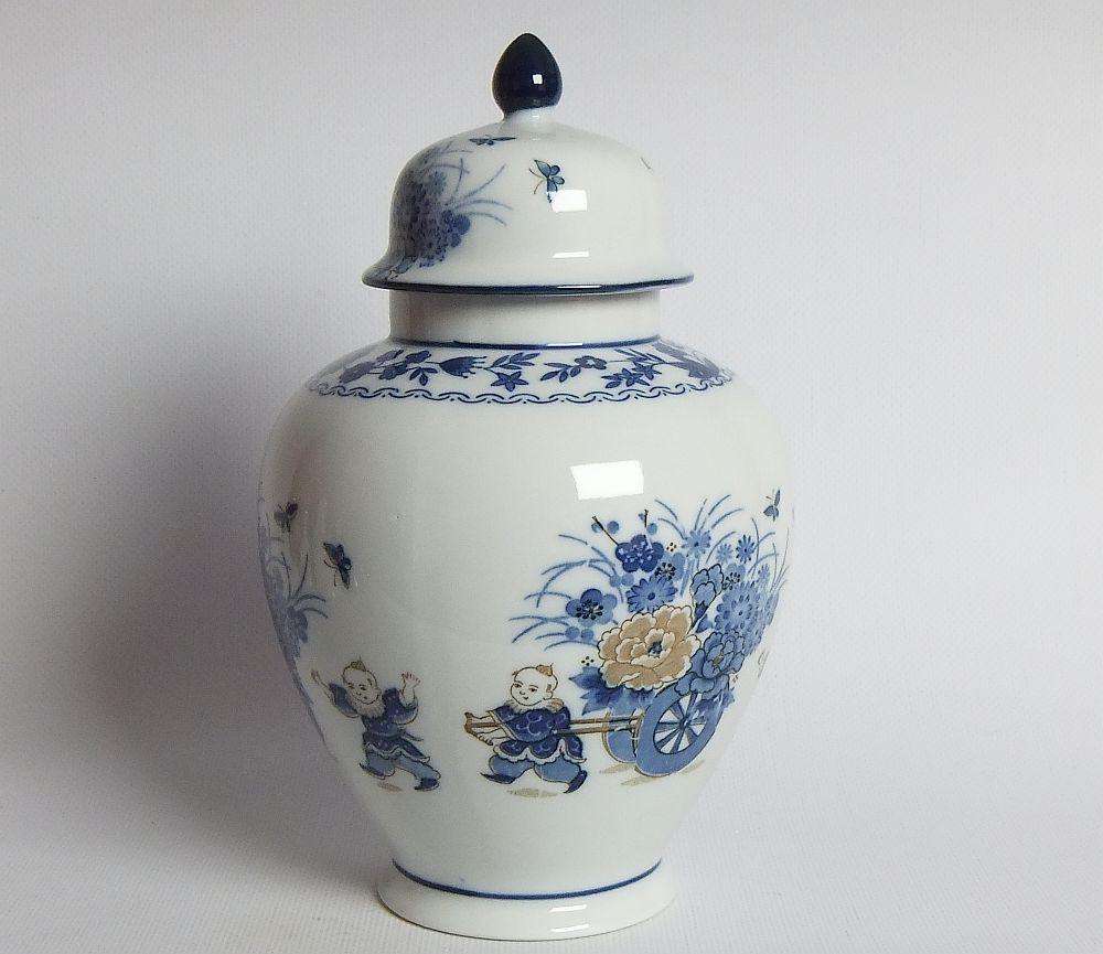 AN AMAZING VINTAGE JAPANESE IMPERIAL IMARI JAR WITH FLOWER SELLER MOTIF IN PRESTINE CONDITION !!