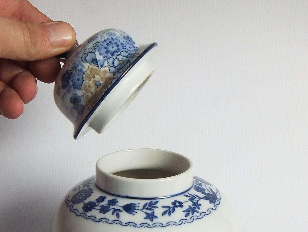 AN AMAZING VINTAGE JAPANESE IMPERIAL IMARI JAR WITH FLOWER SELLER MOTIF IN PRESTINE CONDITION !!