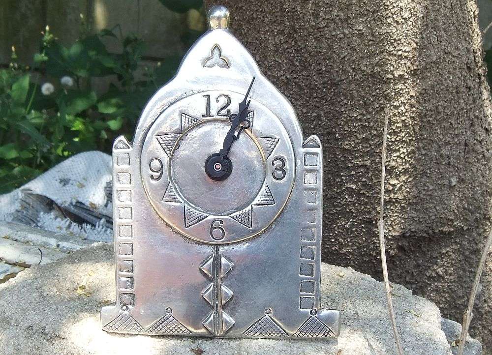 RARE FIND !! A TOTALLY COOL ORIGINAL CARROL BOYES GOTHIC STYLE CLOCK IN WORKING CONDITION !! WOW !!