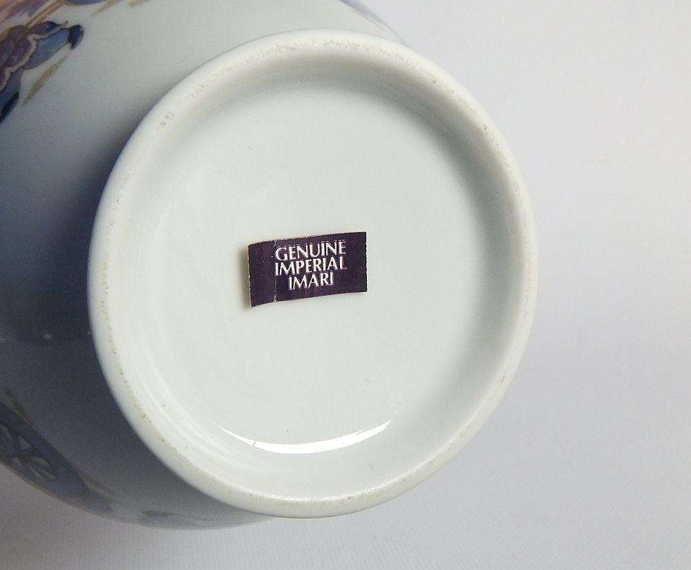 AN AMAZING VINTAGE JAPANESE IMPERIAL IMARI JAR WITH FLOWER SELLER MOTIF IN PRESTINE CONDITION !!