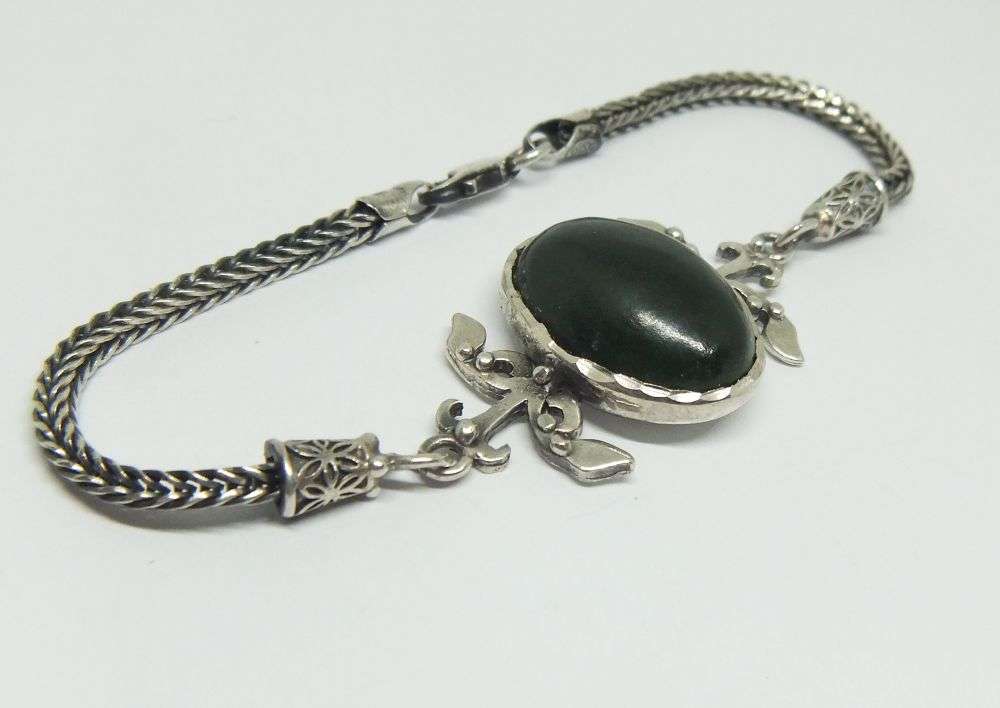 A STUNNING STERLING SILVER BRACELET WITH A CABOCHON JADE CENTERPIECE - IMPORTED FROM TURKEY