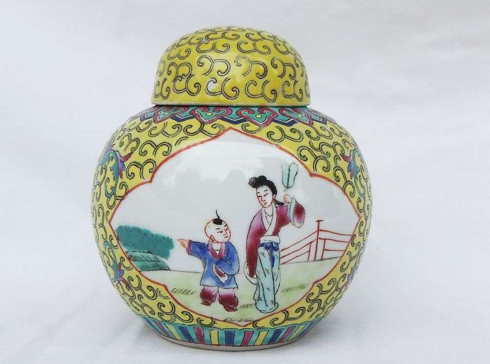 WOW !! A STUNNING VINTAGE HAND PAINTED CHINESE PORCELAIN GINGER JAR IN EXCELLENT CONDITION !!